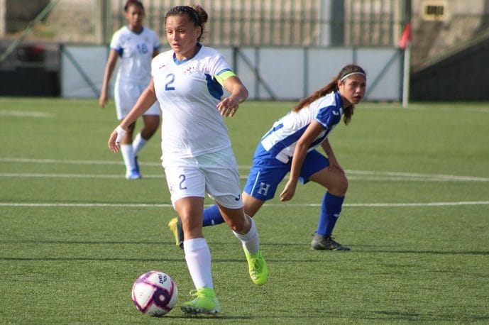 Sheyla Flores con la selección nacional femenina 