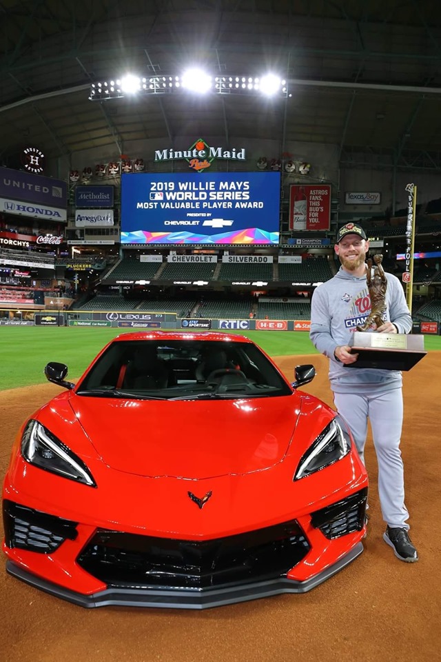 Strasburg posa con el trofeo de MVP y el auto de regalo. 