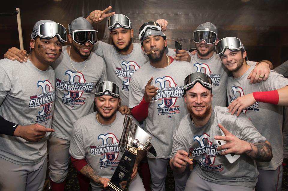 Medias Rojas celebran en el camerino luego de la victoria ante los Astros
