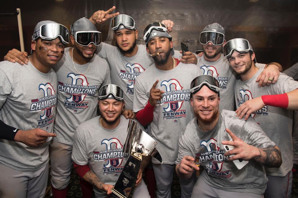 Medias Rojas celebran en el camerino luego de la victoria ante los Astros