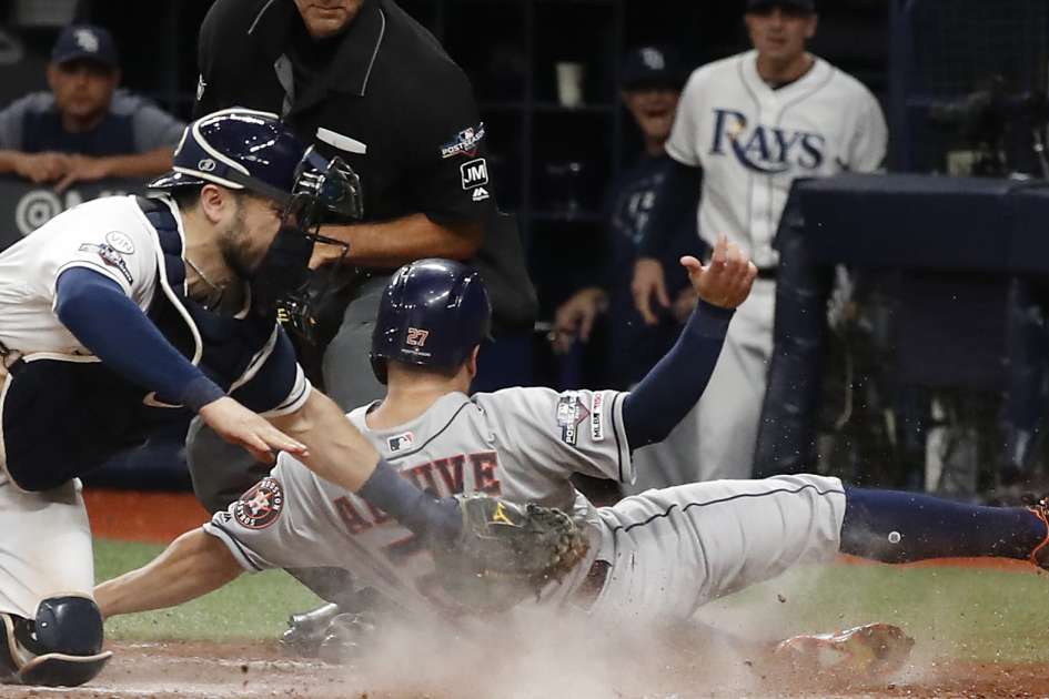 José Altuve es puesto out en home en jugada clave de perfil.