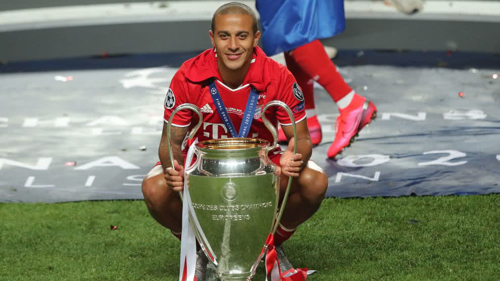 Alcántara posa con el trofeo de la UEFA Champions League