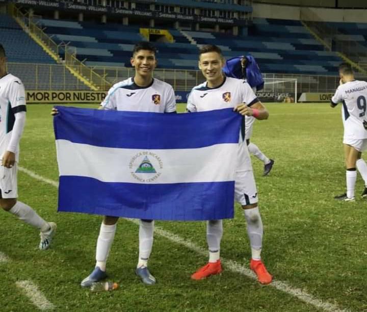 La bandera nacional  en el Cuscatlán luego de la victoria del Managua FC