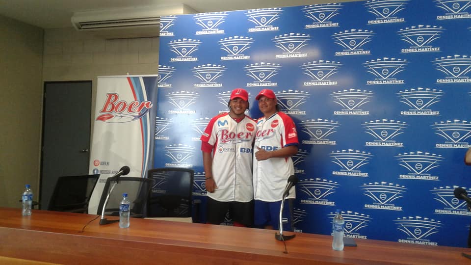 Pedro Torres y Arístides Sevilla con la camiseta del Bóer 