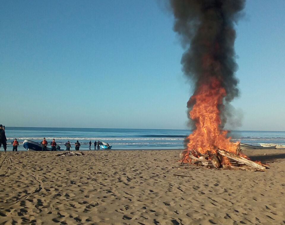 La Fuerza Naval procedió a la quema de droga. Foto: Tania Darce