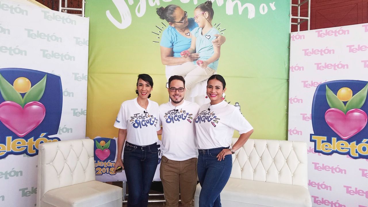 Aída Gutiérrez, Edgardo Pinell y Valeria Ramírez, presentadores de la revista De Sol a Sol, presentes en Teletón 2018.