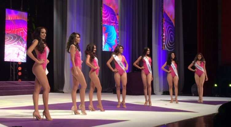 Primer bloque de candidatas durante la pasarela en traje de baño