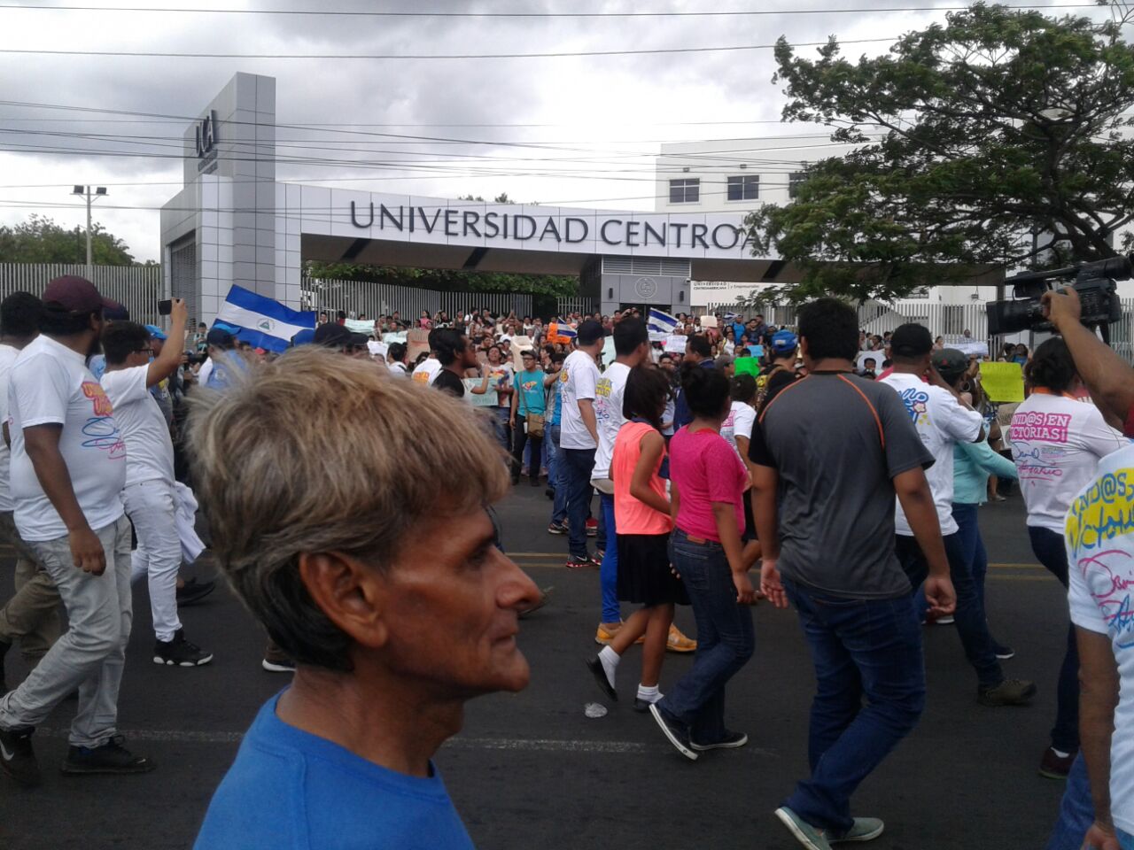 Momento en que ambas marchas coincidieron en la pista Juan Pablo II, generando momentos de tensión. Foto: Héctor Rosales