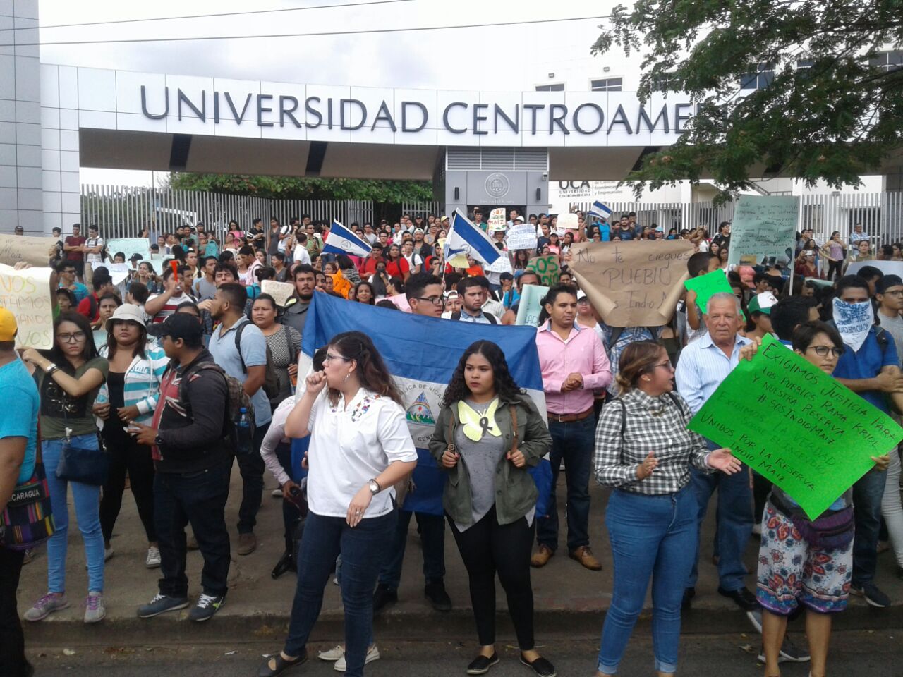 Jóvenes autoconvocados en redes sociales, con pancartas y banderas de Nicaragua. Foto: Héctor Rosales