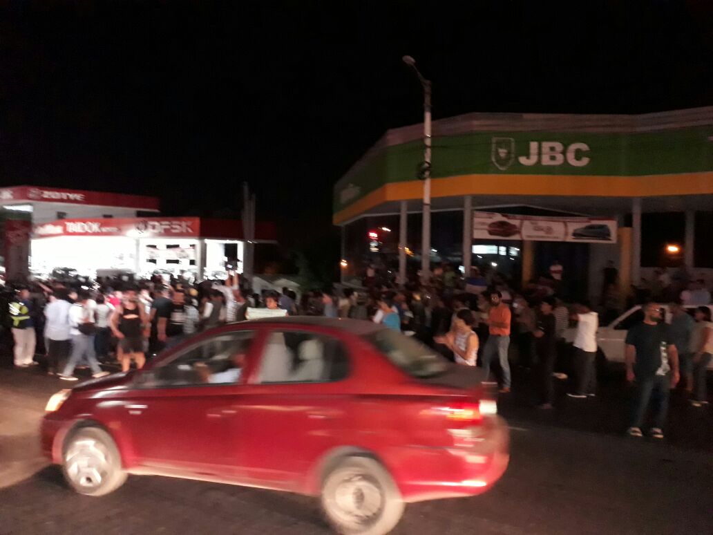 Momento en el que agentes de la Policía Nacional rodea a las personas que se manifestaban contra las reformas al INSS.