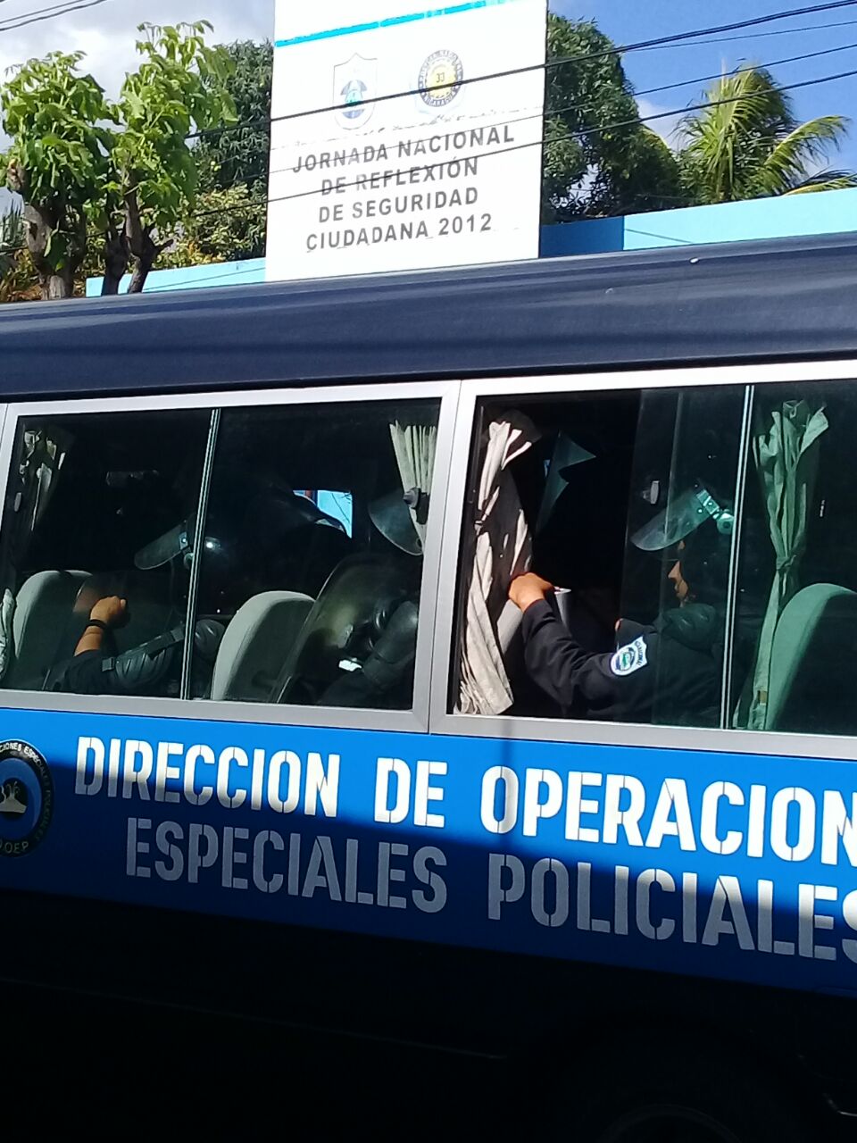 Agentes antidisturbios llegan en un microbus a la ciudad de Masaya.