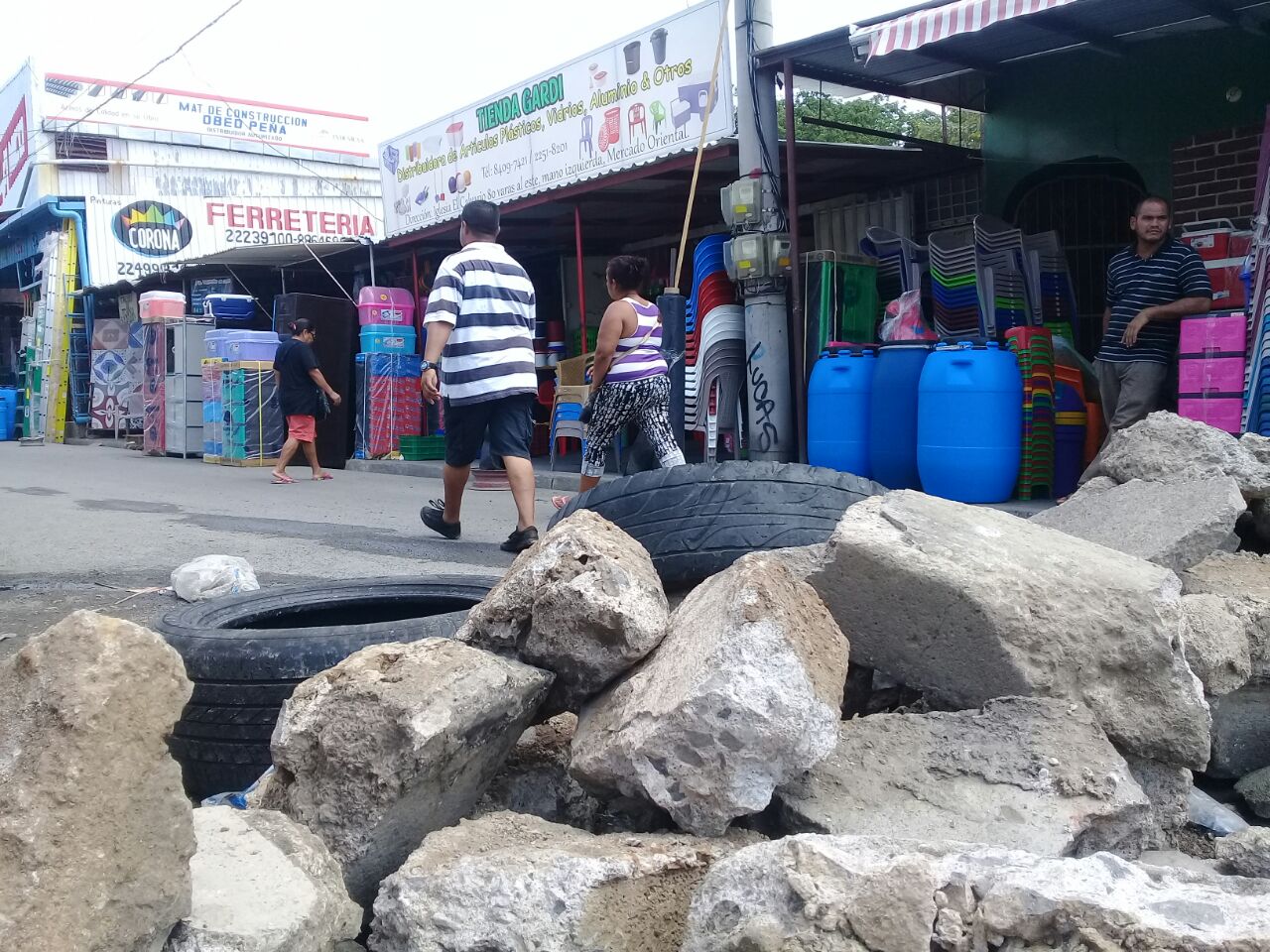 Barricadas en el mercado Oriental. Foto: Héctor Rosales
