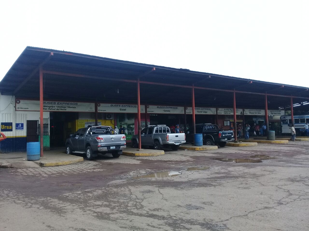 Así luce la terminal de buses en el mercado El Mayoreo. Foto: Héctor Rosales