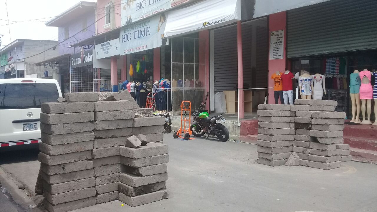 Comerciantes del Oriental levantarán barricadas para proteger sus negocios de saqueos. 