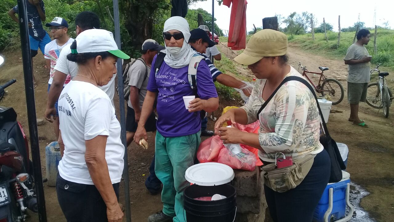 Ciudadanos apoyan con comida a quienes resguardan el tranque en Nagarote. 