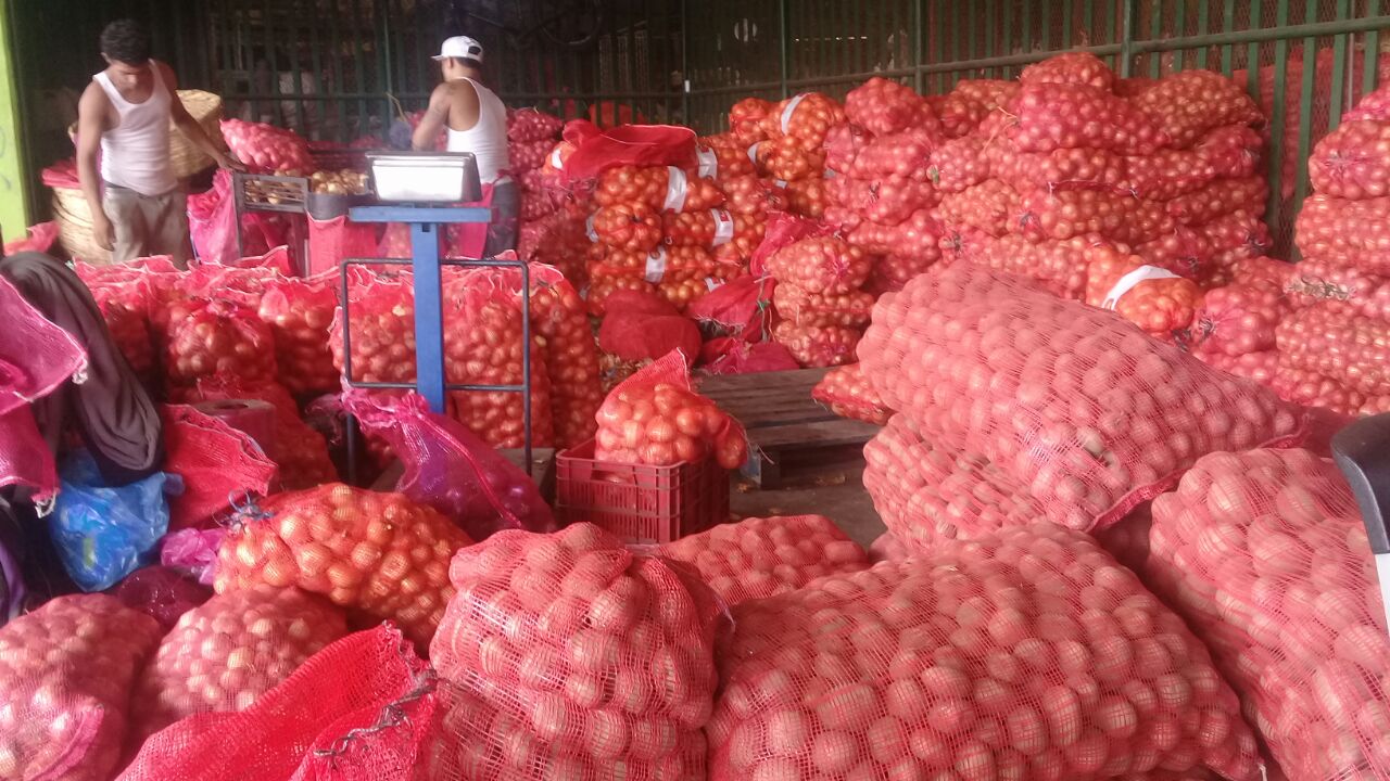 Productos como el repollo, papas y cebolla han entrado al mercado El Mayoreo en Managua. Foto: Héctor Rosales.