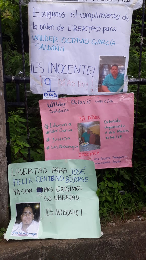 Carteles que han colocado familiares de los detenidos en las afueras de la Dirección de Auxilio Judicial en Managua, conocido como El Chipote. Foto: Elizabeth Reyes.