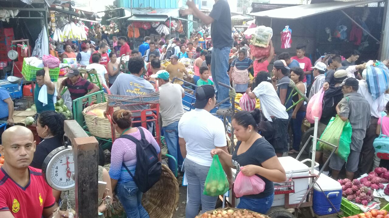 Pobladores hacen sus compras en el mercado El Mayoreo 