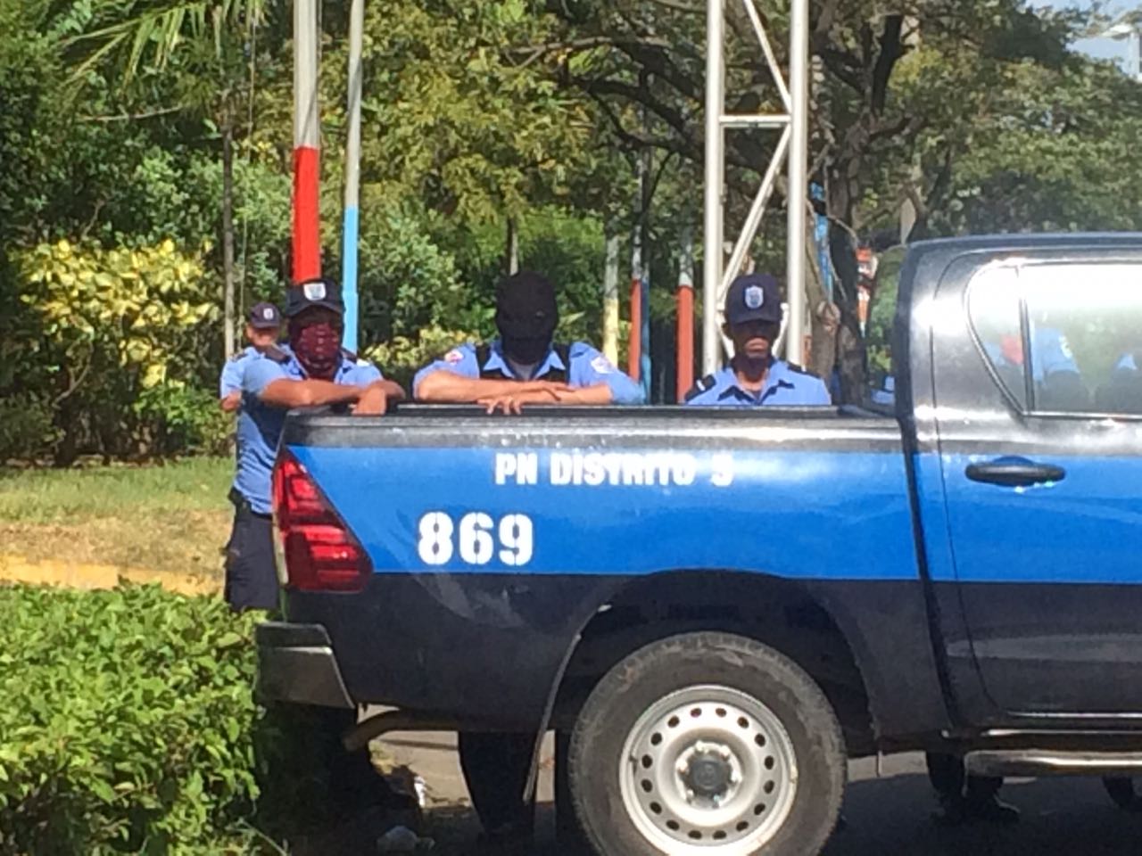 Agentes de la Policía Nacional en el perímetro de la UNAN-Managua.