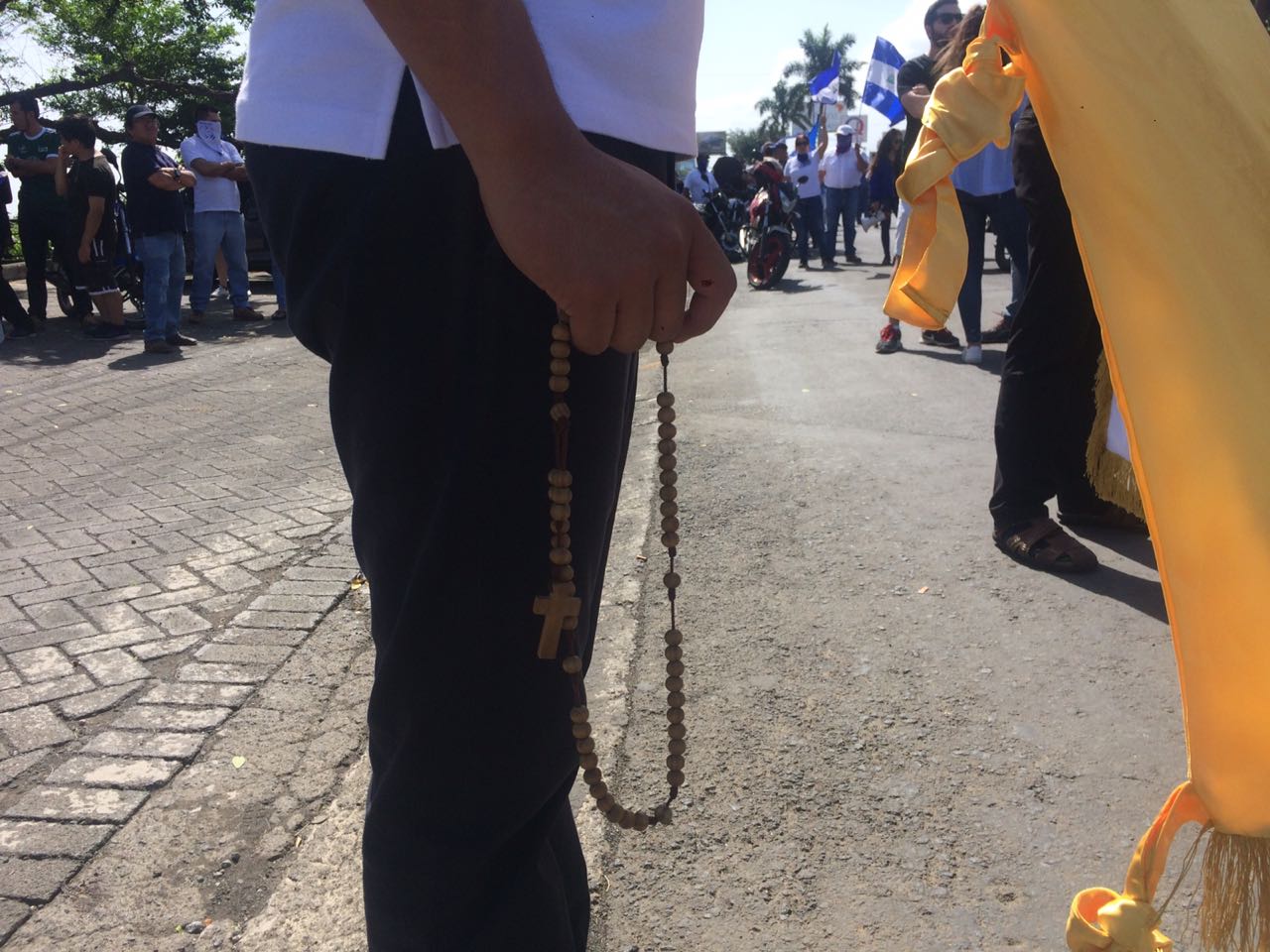 Ciudadanos autoconvocados llegaron con sus rosarios para pedir por la vida de los estudiantes de la UNAN-Managua