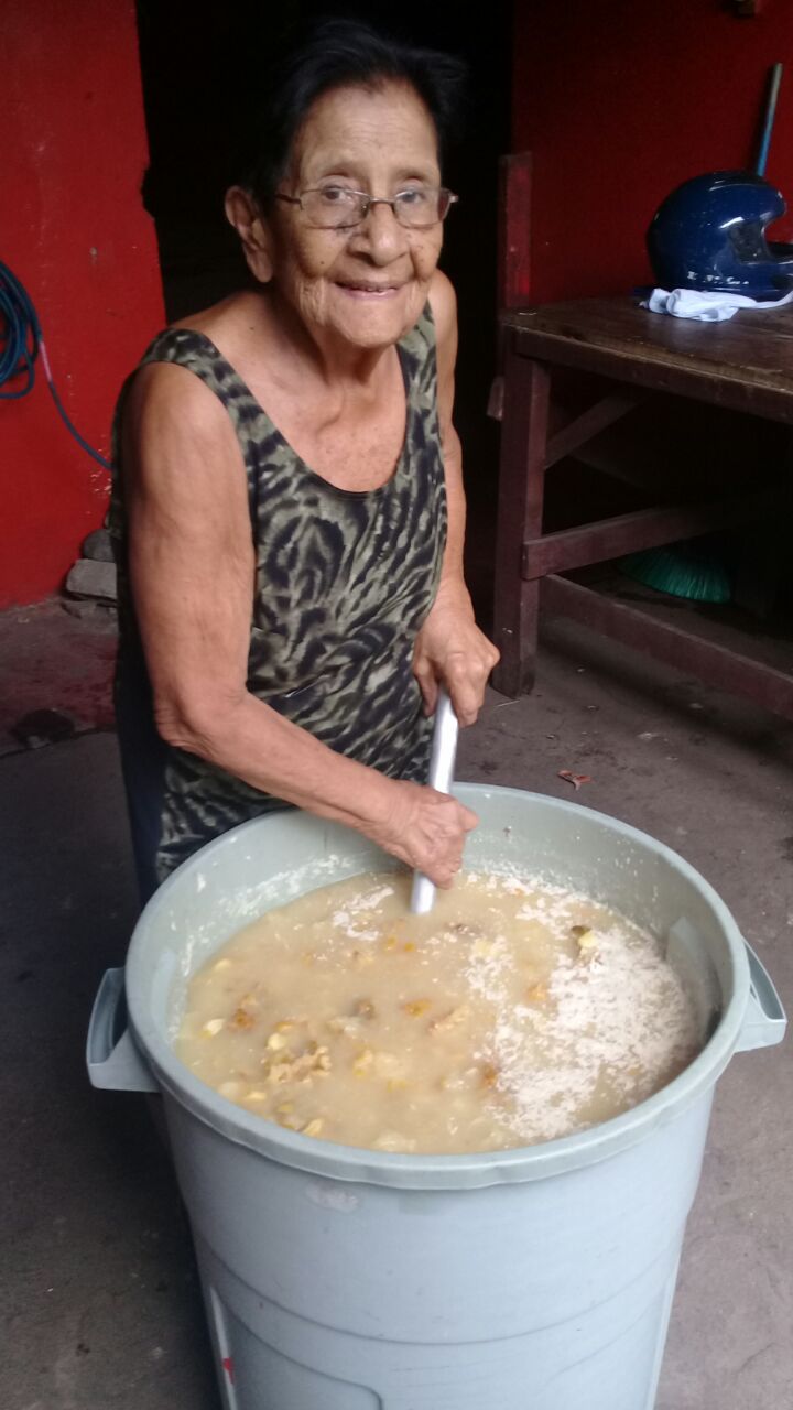 Doña Isabel López preparando la "chicha de las 7 quebradas". Foto: Héctor Rosales