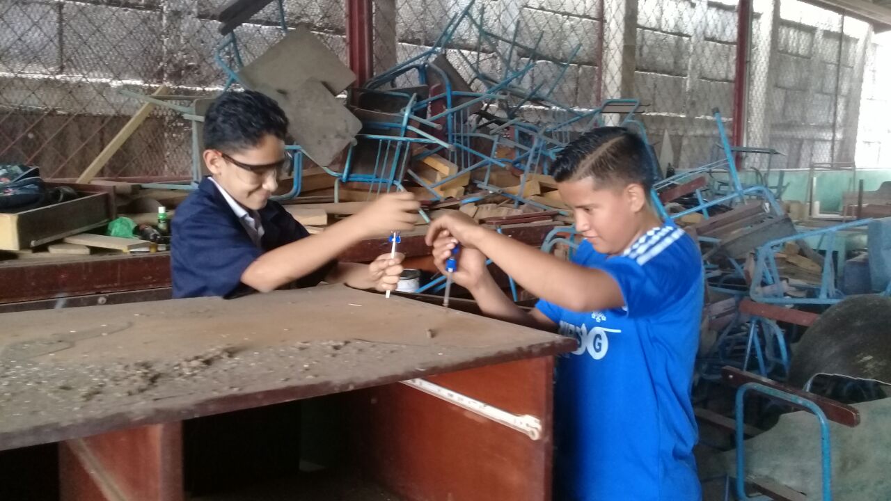 La carpintería es otra de las enseñanzas del Instituto Técnico Especializado Juan Pablo II. Foto: Héctor Rosales