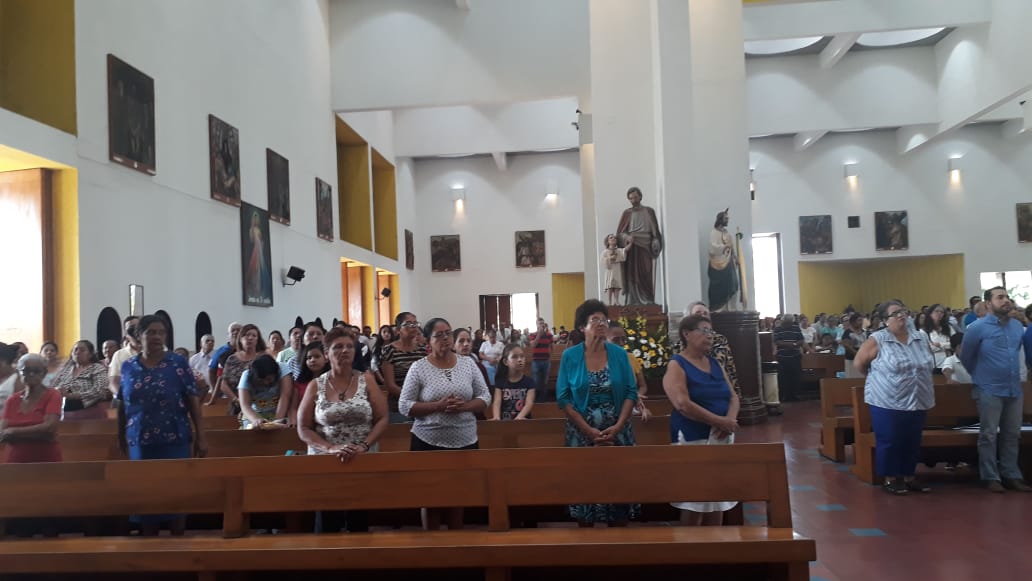 Asistentes a la misa dominical en Catedral de Managua. Foto: Elizabeth Reyes.