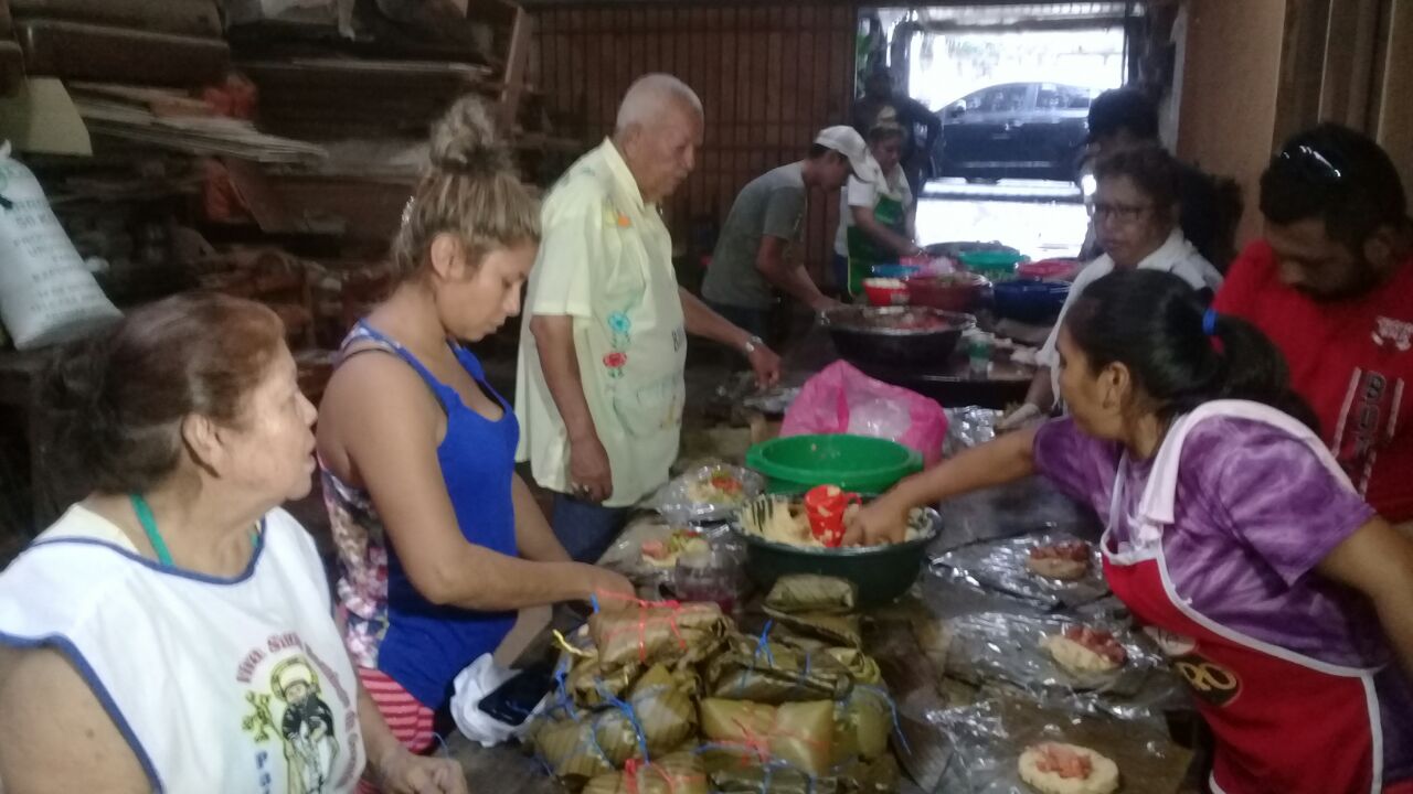 Don Chema, de amarillo, supervisando la preparación de los nacatamales que entregará para el palo lucio. Foto: Héctor Rosales