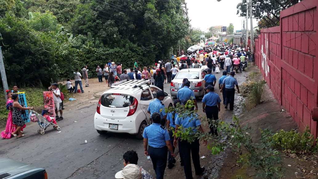 Agentes de la Policía Nacional en la procesión de Santo Domingo de Guzmán. Foto: Elizabeth Reyes