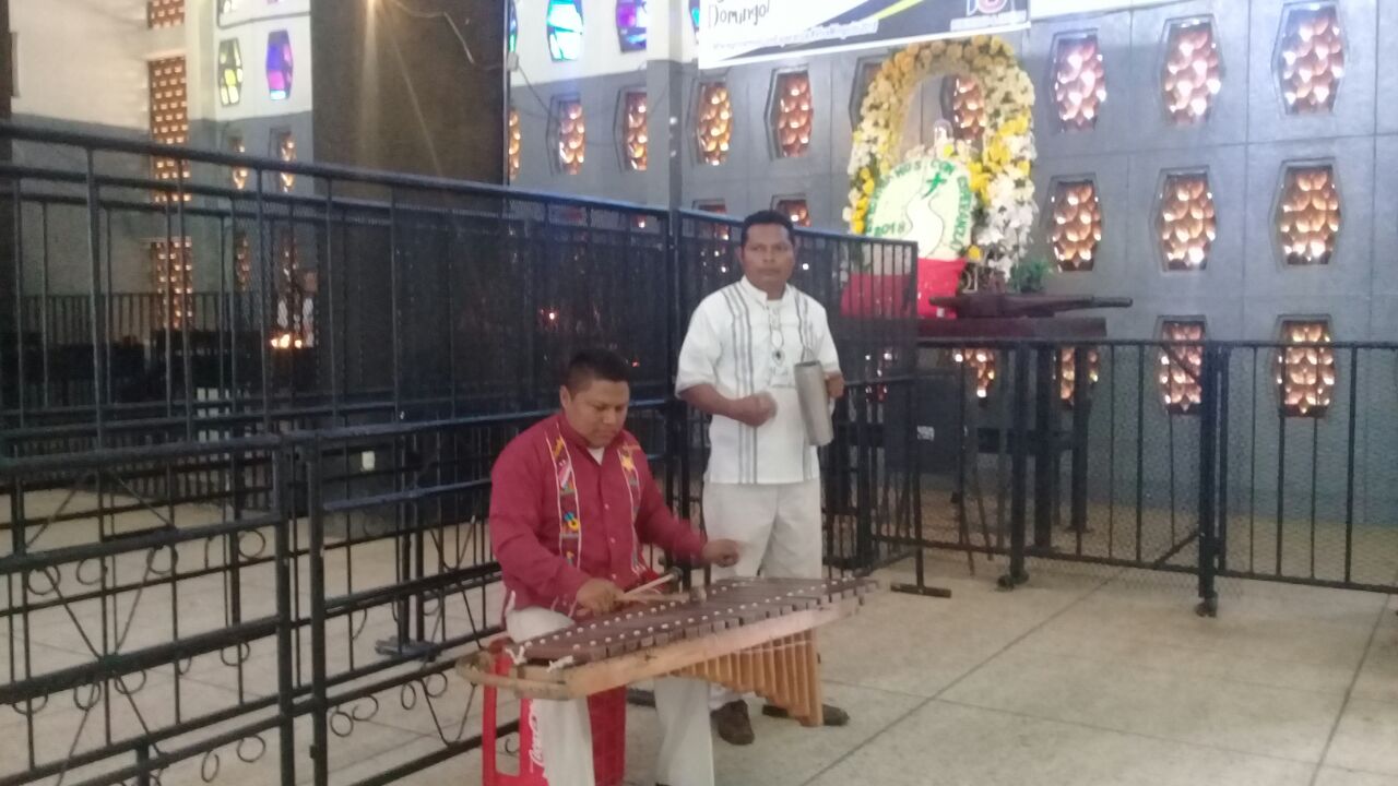 Alberto Palacios toca la marimba en la parroquia de Santo Domingo en Managua. Foto: Héctor Rosales