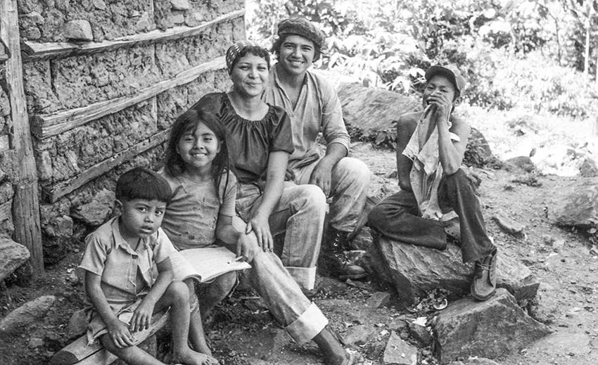 Foto Cortesía. Sonriendo y de boina Orlando Valenzuela.