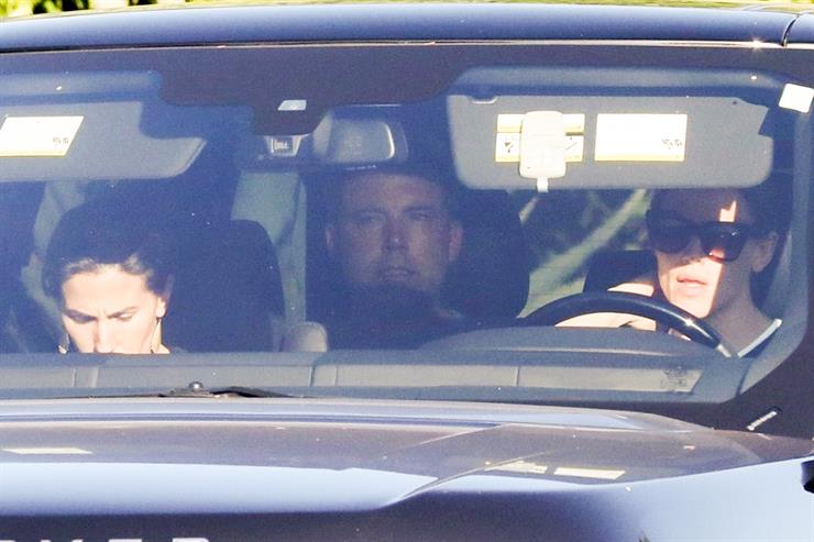 Ben Affleck dirigiéndose a la clínica de rehabilitación