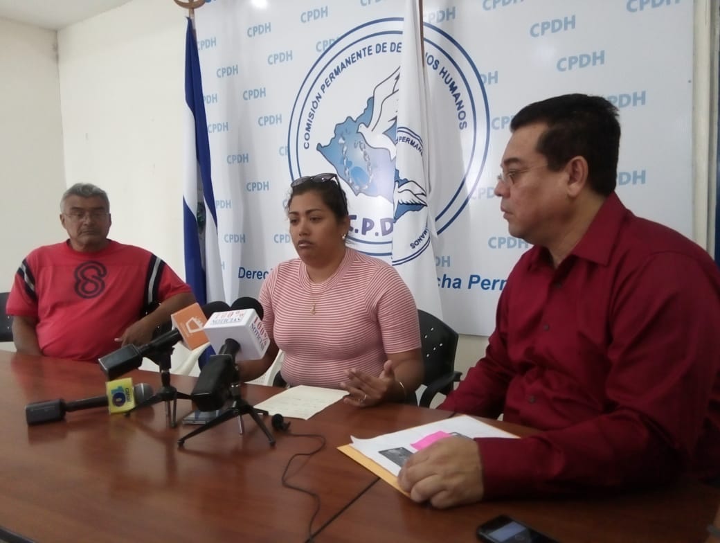 Familiares de los hermanos Lacayo, detenidos en el barrio 10 de junio en Managua. Foto: Walkiria Chavarría