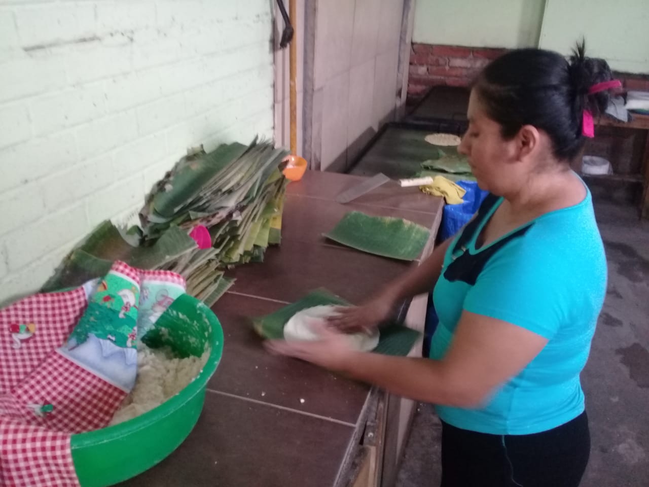 Luego se procede a palmear la masa hasta formar una tortilla, la que se cuece en una cocina o un comal. Foto: Héctor Rosales