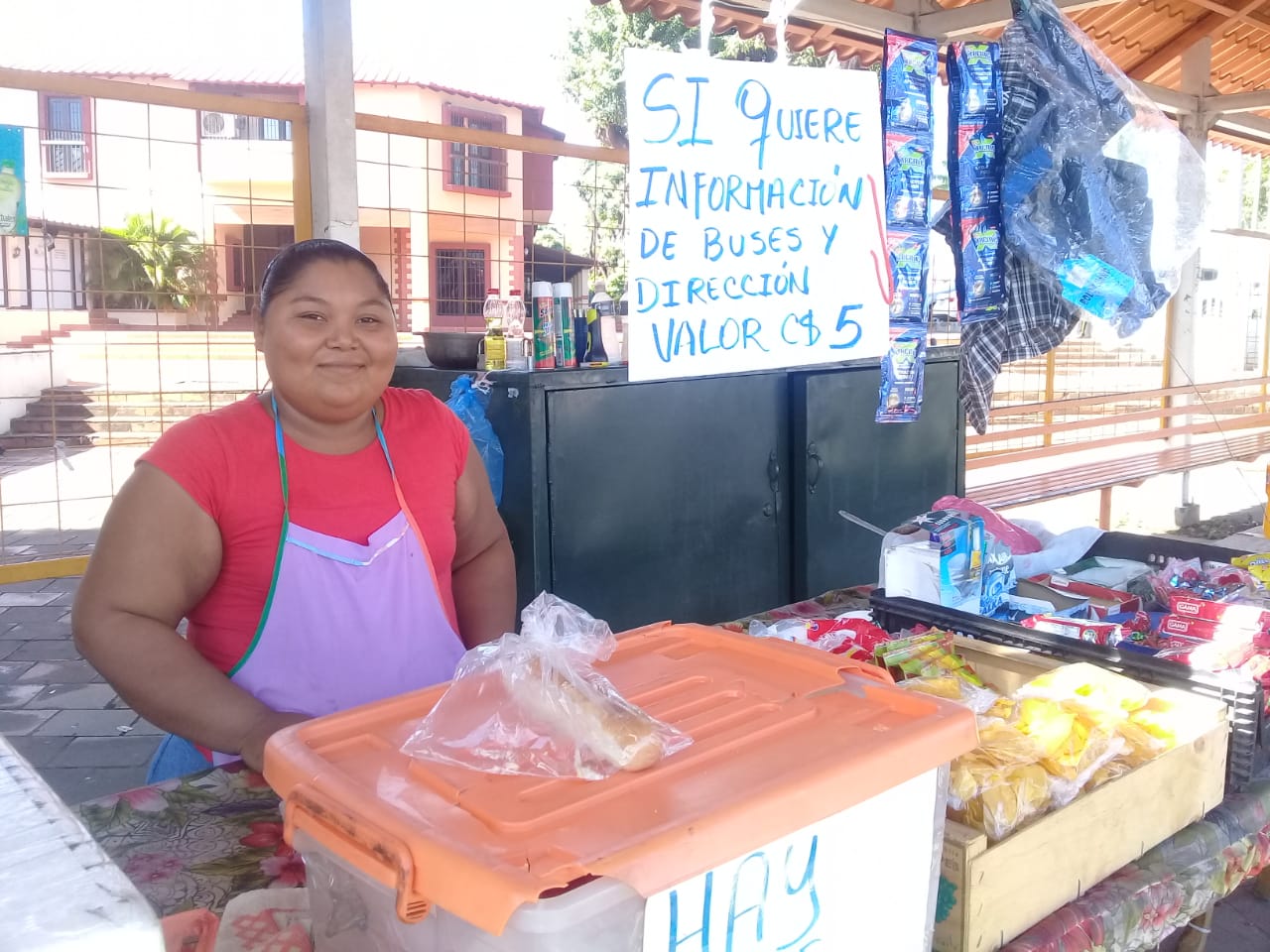 5 y le informo" es la forma que encontró Esther Cruz para hacerle frente a la salida de las tarjetas TUC en Managua. Foto: Héctor Rosales 