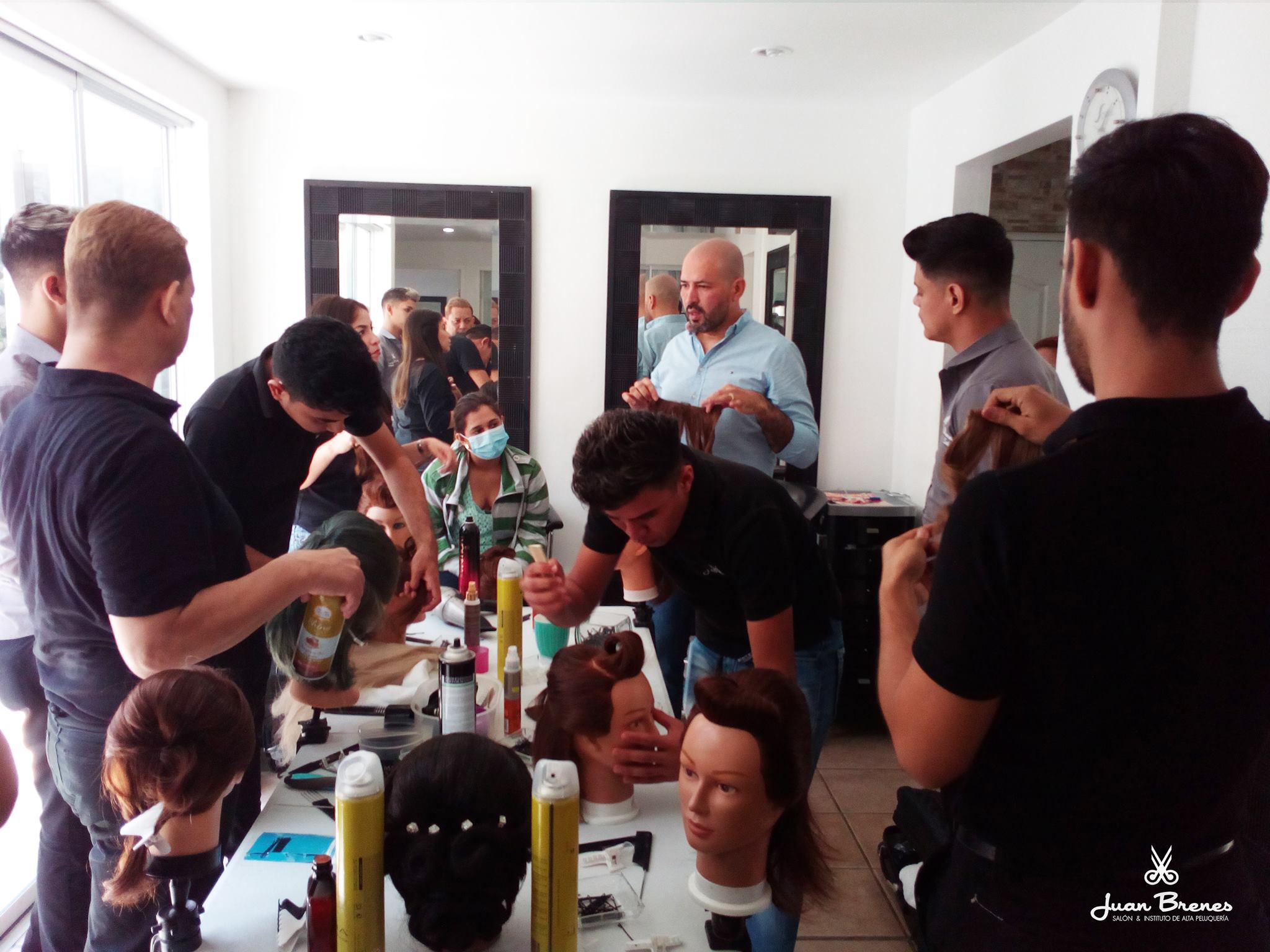 Jóvenes recibiendo sus clases de estilismo profesional y belleza. Imagen cortesía.