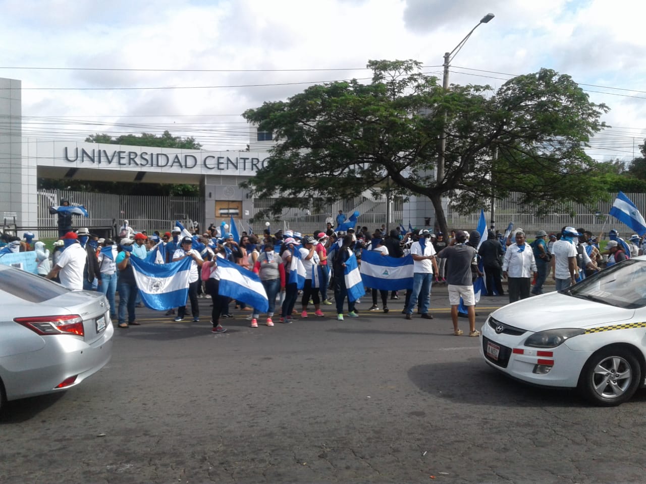 Plantón pacífico en las afueras de la UCA