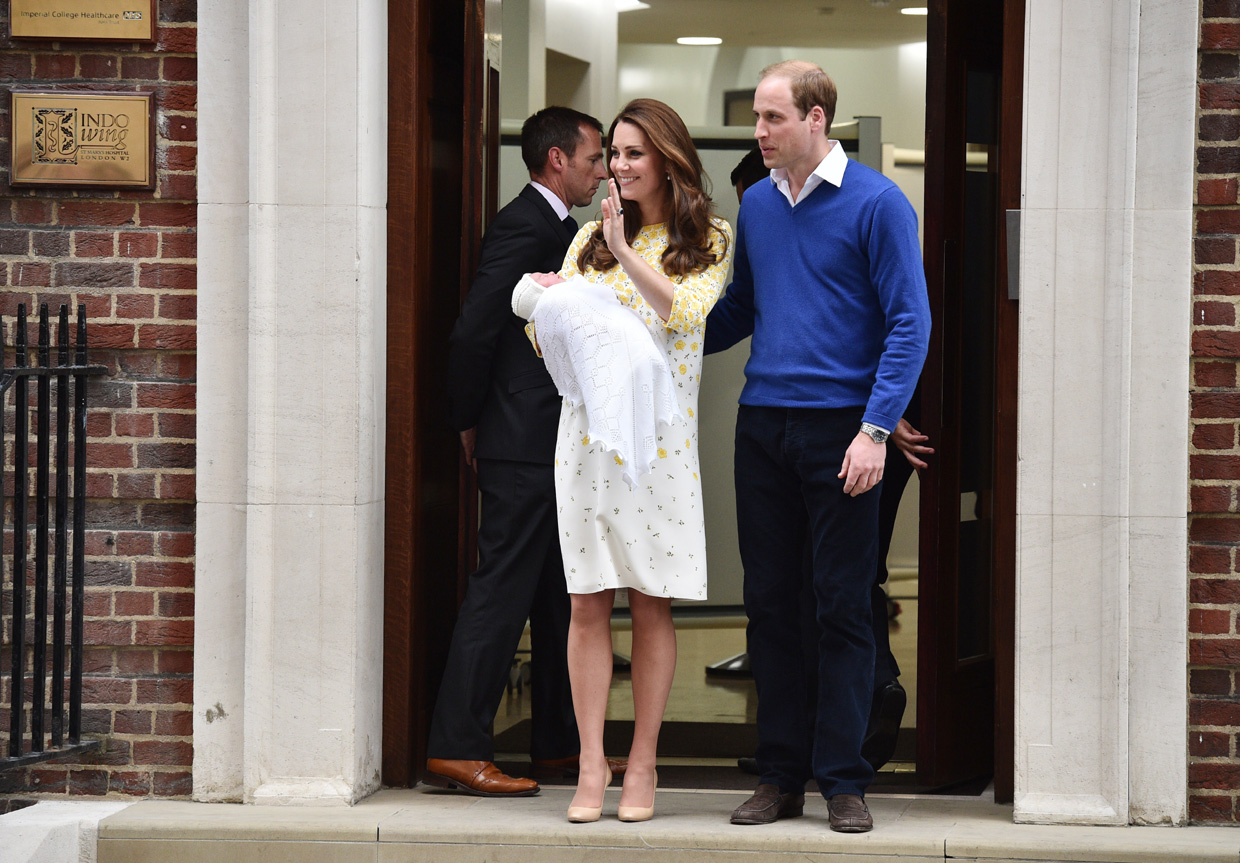 Kate y Guillermo posan con la princesa Carlota.