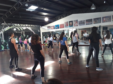 Alumnos practicando Hip Hop en Studio Gimnasio Ilusiones.