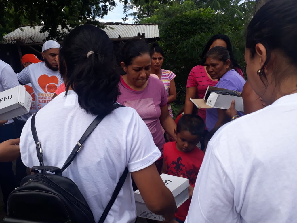 Entrega de donativos en Malacatoya.