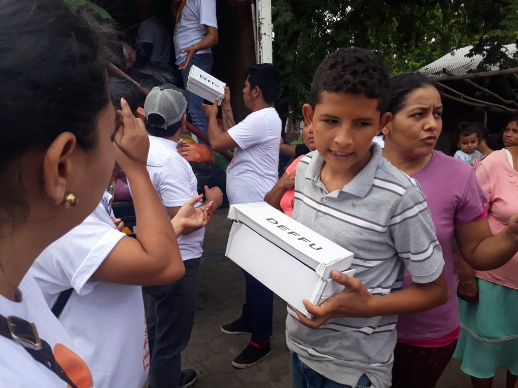 Entrega de donativos en Malacatoya.