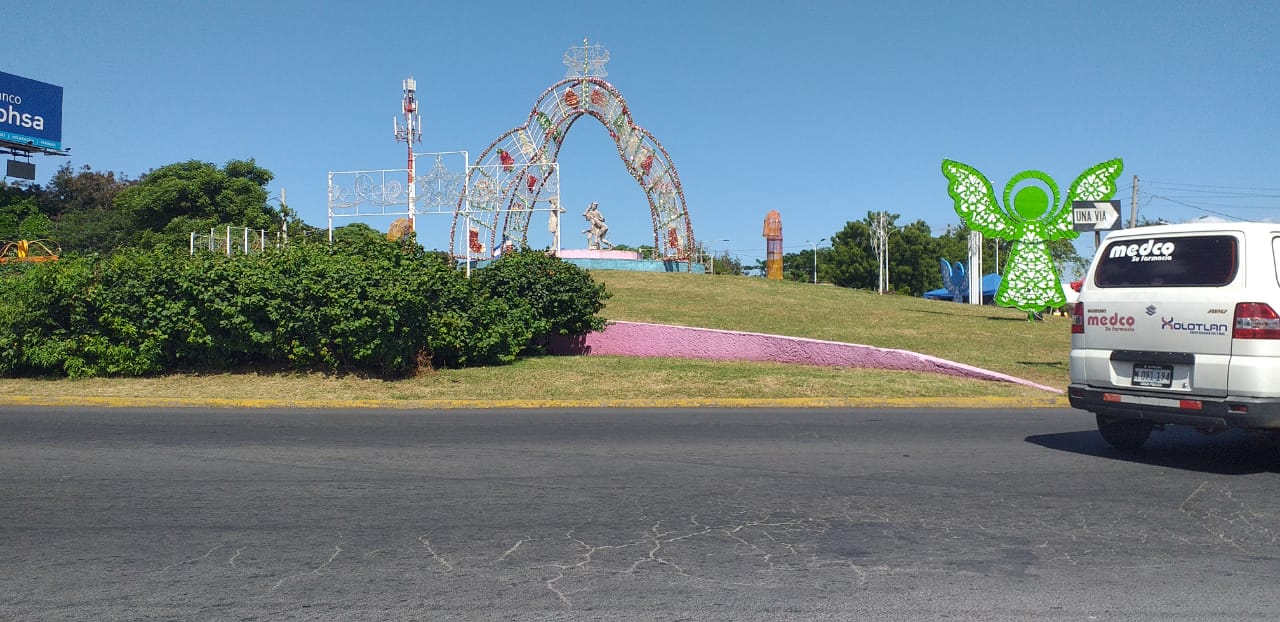 Parte de los adornos que se están colocando en las rotondas de Managua. 