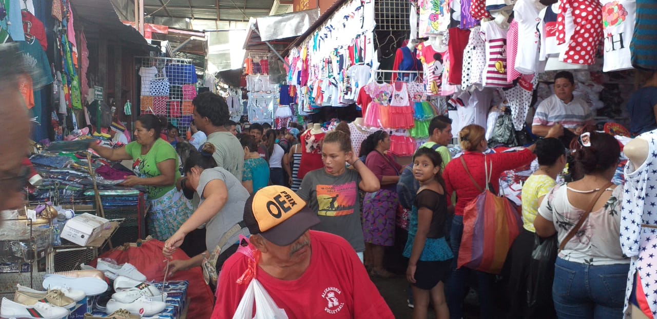 Más compradores llegan al mercado Oriental. 