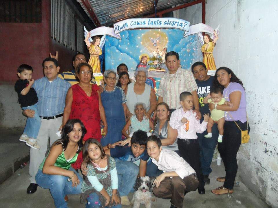 Jamileth Espinoza junto a su familia.
