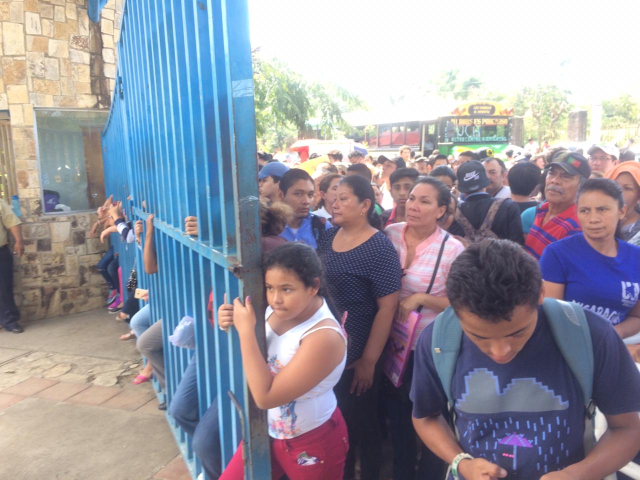 Familias esperan a estudiantes que aplicaron a la UNI 