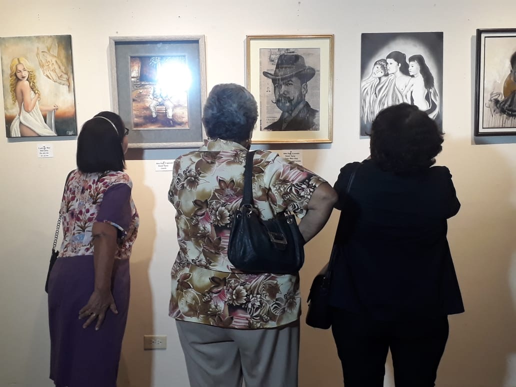 Mujeres observando los cuadros expuestos en la galería del CCNN, en homenaje a Rubén Darío.