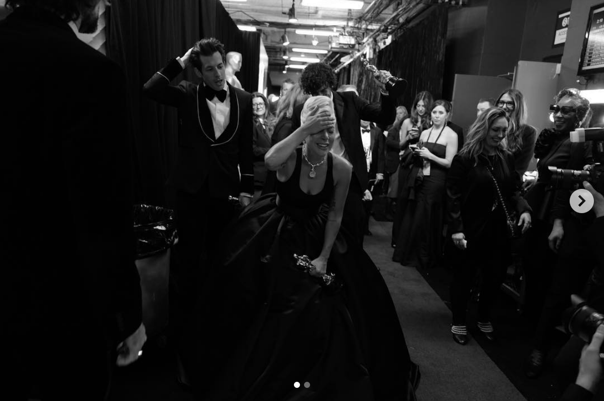 Lady Gaga tras bastidores al recibir el Oscar por Mejor canción. Foto The Academy.  