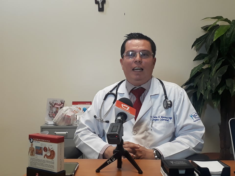 Doctor Carlos Martínez, Coloproctólogo.