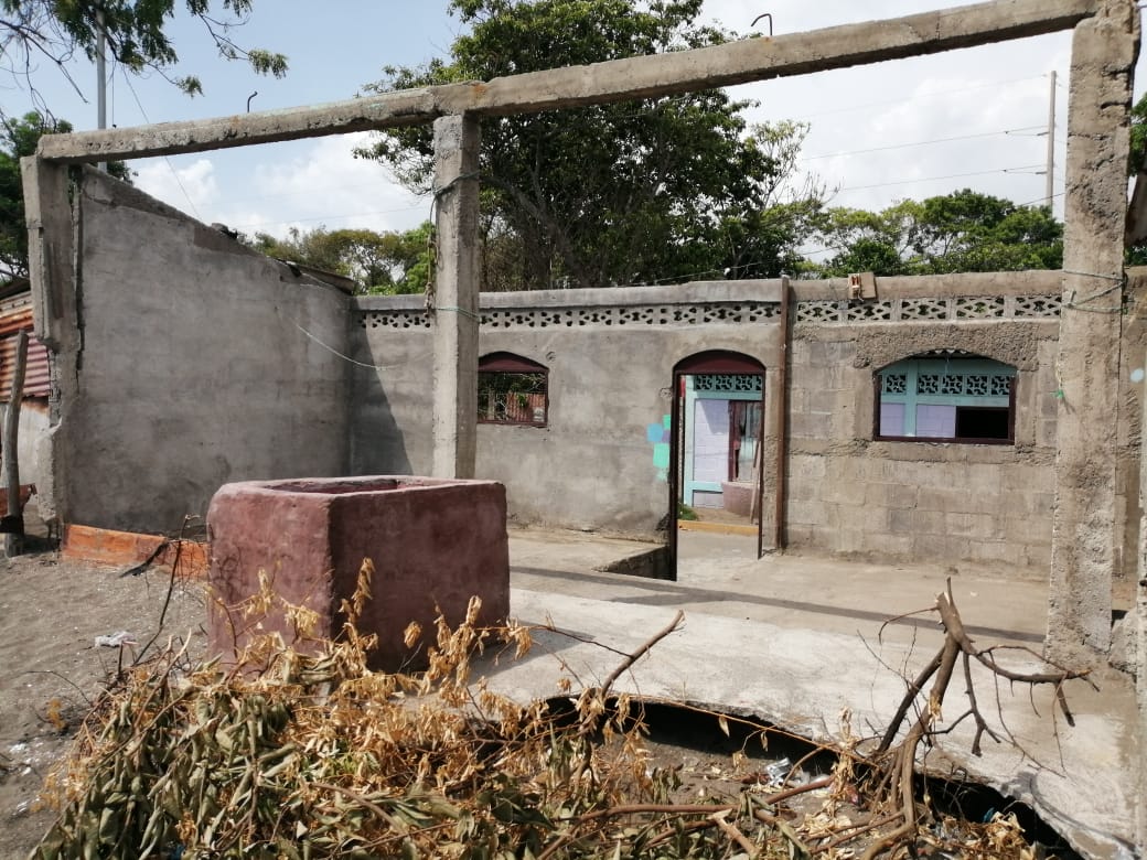 Vivienda abandonada en el Barrio San Martín, tras ser derribada por los constantes oleajes.