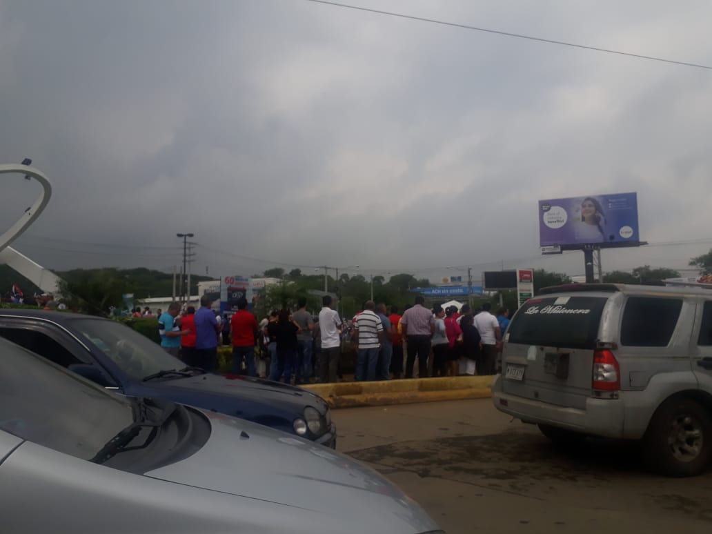 Simpatizantes sandinistas reunidos en rotonda universitaria. 